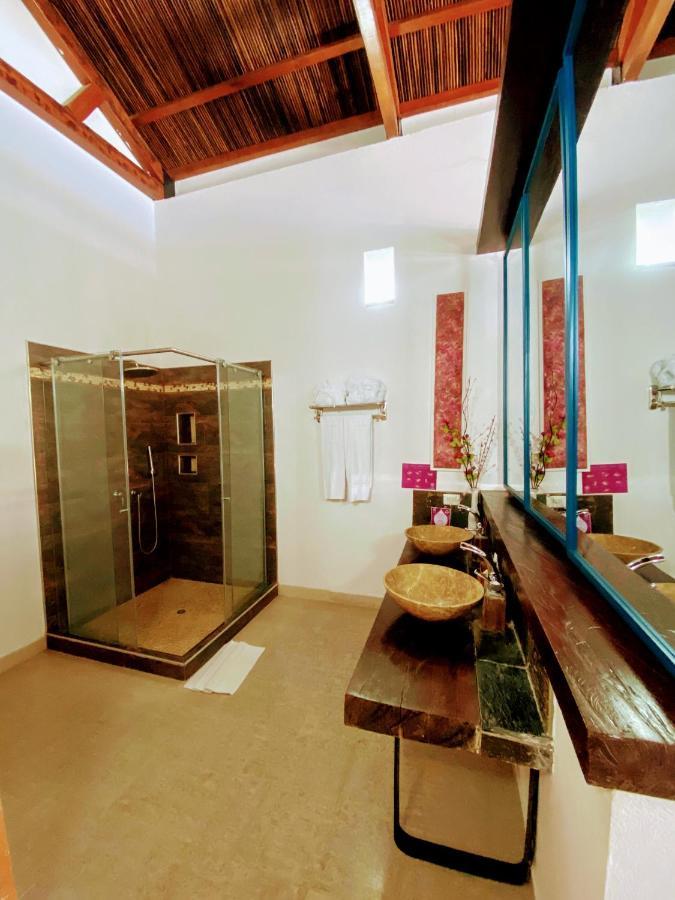 Casa De Leda, A Kali Hotel Santa Marta  Exteriör bild A bathroom with a shower enclosure