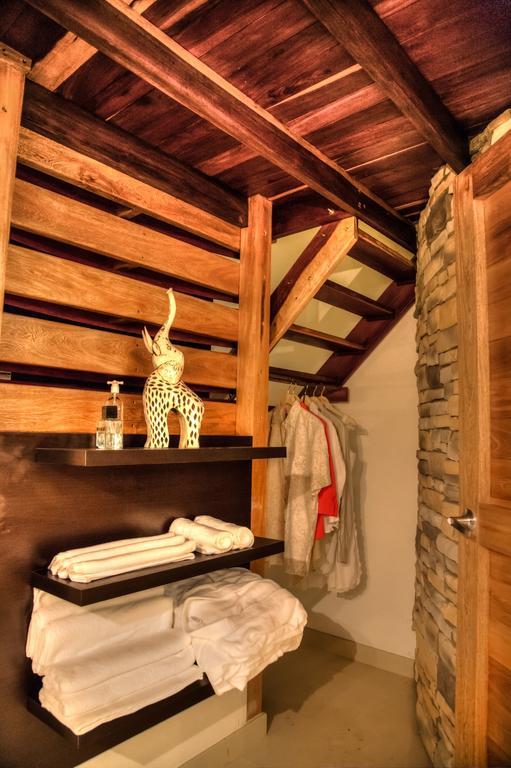 Casa De Leda, A Kali Hotel Santa Marta  Rum bild A bathroom at the hotel
