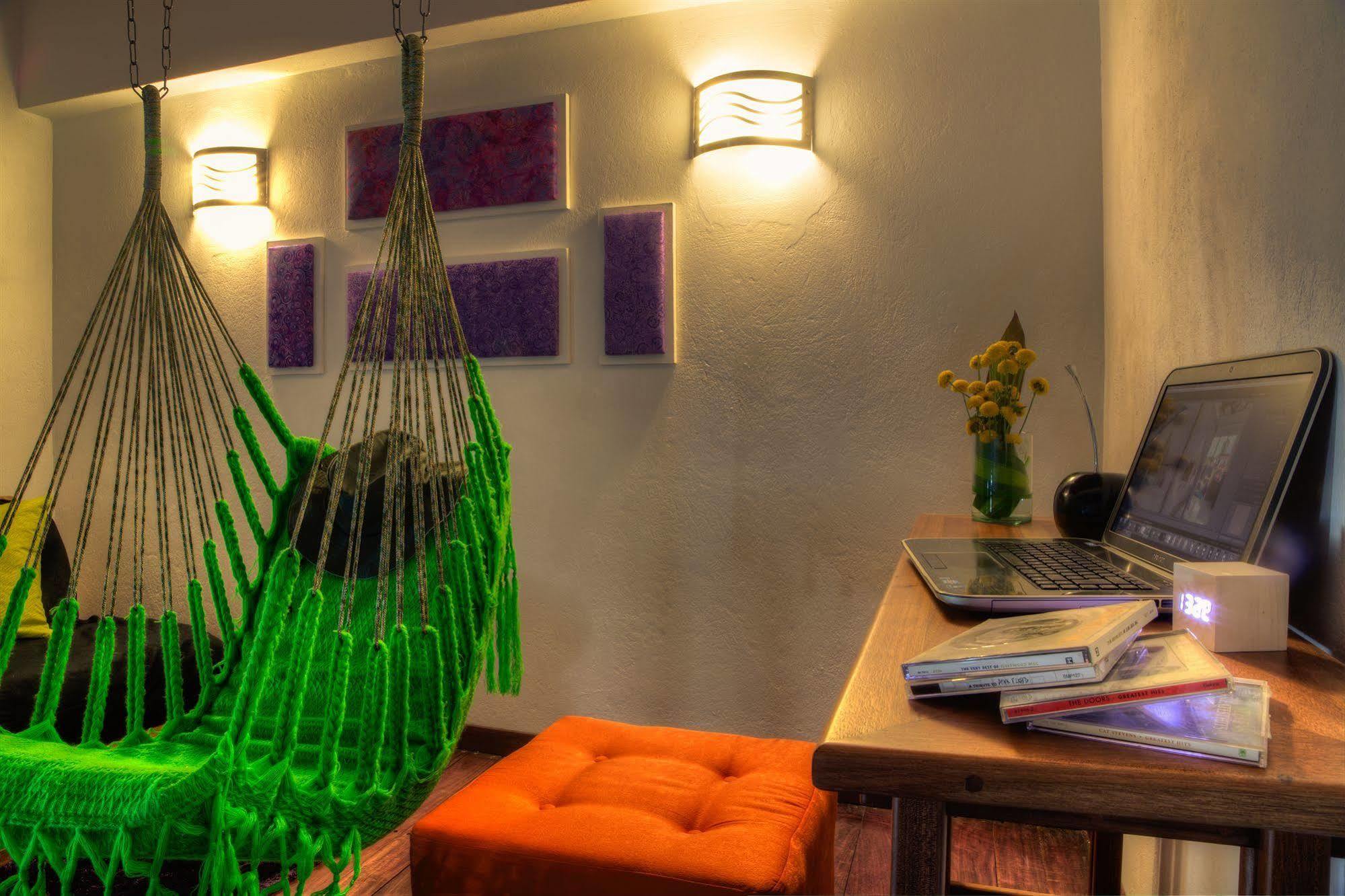 Casa De Leda, A Kali Hotel Santa Marta  Exteriör bild A modern hammock chair